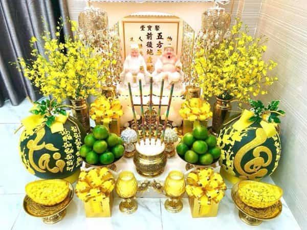Thay bàn thờ Thần tài thường hay được thực hiện vào cuối năm thay bàn thờ thần tài